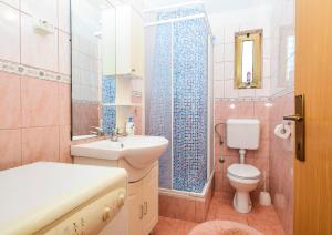 łazienka z umywalką, toaletą i prysznicem w obiekcie Apartments Duje Zadar w mieście Zadar +42 zdjęcia