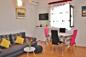 salon z kanapą i stołem w obiekcie Apartments Duje Zadar w mieście Zadar