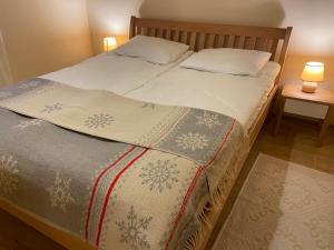 Een bed of bedden in een kamer bij Перлина Лумшор
