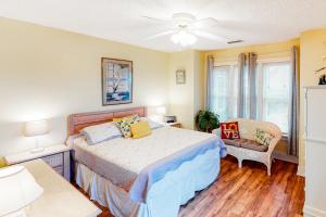 - une chambre avec un lit et un ventilateur de plafond dans l'établissement 41057-2 Hwy 12 Islander Condo, à Avon