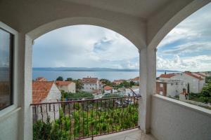 - Balcón con vistas al agua en Apartments Brižić, en Bol