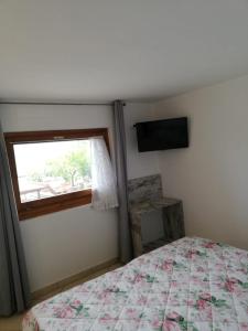 Schlafzimmer mit einem Bett und einem Fenster in der Unterkunft Appartamento Casa Pace Tremosine in Tremosine sul Garda