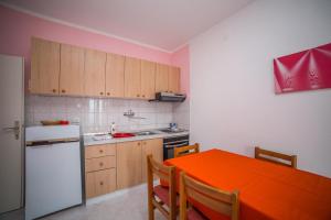 Kuchyňa alebo kuchynka v ubytovaní Apartments Brižić