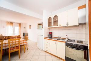 Kuchyň nebo kuchyňský kout v ubytování Apartments Bakula 1539