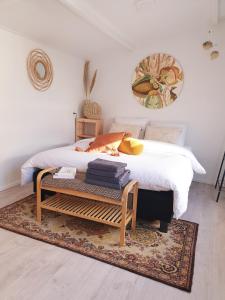 um quarto com uma cama e uma mesa com toalhas em Little Lodge Noordwijk aan Zee em Noordwijk