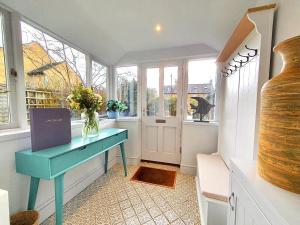 Dapur atau dapur kecil di Woodbine Cottage