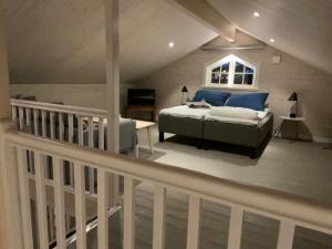 1 dormitorio con 1 cama con almohadas azules en Jarvso House. Ski In / Ski Out. en Järvsö