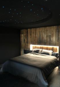 
A bed or beds in a room at L évasion avec jaccuzi privé
