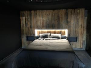 
A bed or beds in a room at L évasion avec jaccuzi privé
