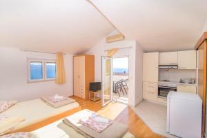 cocina y sala de estar con vistas al océano en Apartments Cihorich, en Dugi Rat