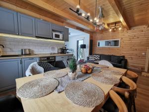 Nhà bếp/bếp nhỏ tại SZCZYRKOWKA DOMEK-SZCZYRK