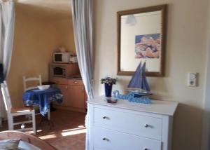 a room with a white dresser and a mirror at Altes Bauernhaus im Grünen in Steffenshagen