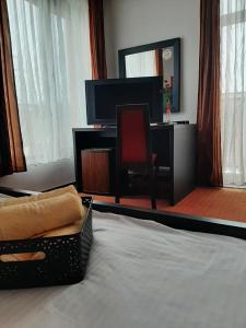 1 dormitorio con 1 cama con escritorio y silla en Pensiunea Caramell, en Cluj-Napoca