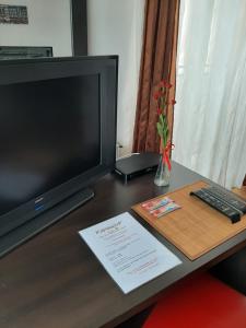 クルジュ・ナポカにあるPensiunea Caramellの薄型テレビ、デスク(キーボード付)