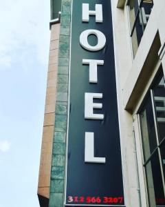 una señal para un hotel al lado de un edificio en HOTEL GOLDEN SUITE, en Pereira