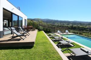 Het zwembad bij of vlak bij Beautiful Calheta Villa Villa Bella Vita 3 Bedrooms Stunning Sea Views Rural Setting