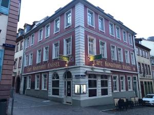 ein großes Gebäude in einer Stadtstraße in der Unterkunft Café & Hotel Knösel in Heidelberg