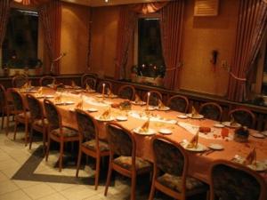 a large dining room with a long table and chairs at Hotel Franke in Alstätte