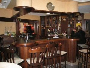 a bar in a restaurant with people sitting at it at Hotel Franke in Alstätte