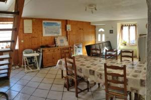 una sala da pranzo con tavolo e sedie e una cucina di gîte patou et joel 6 personnes a Saint-Martin-de-la-Porte