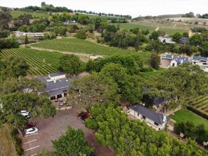 una vista aérea de una casa con un patio y árboles en Le Pommier Country Lodge, en Stellenbosch