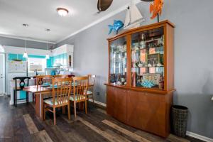 Η κουζίνα ή μικρή κουζίνα στο Aqua Haven - Second Street from Beach Home