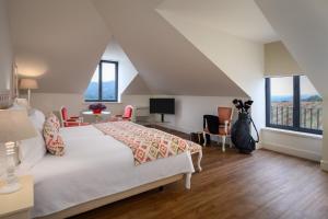 Кровать или кровати в номере Hotel Casa Palmela - Small Luxury Hotels of The World, Hotel & Villas