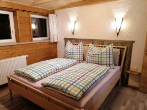 2 łóżka w pokoju z 2 poduszkami w obiekcie Greenheart Aussee w mieście Obersdorf
