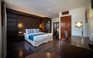 Een bed of bedden in een kamer bij Apartamentos Pueblo Acantilado Suites
