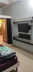 En TV eller et underholdningssystem på Hotel Radiation Deoghar