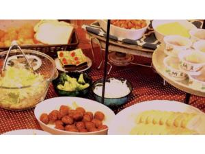 una mesa con platos de comida en una mesa en Self inn Tokushima kuramoto ekimae - Vacation STAY 19478v en Tokushima