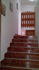 a set of stairs in a church with aitating w obiekcie Къща за гости Край реките w mieście Apriłci