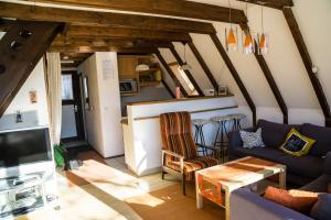 ein Wohnzimmer mit einem Sofa und einem Tisch in der Unterkunft Haus 4-Jahreszeiten in Siegsdorf