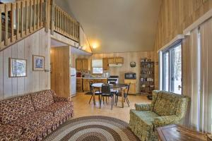- un salon avec un canapé et une table dans l'établissement Secluded Irons Cabin with 5-Acre Yard, Deck, Grill!, à Irons