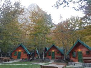 eine Gruppe von drei Hütten im Wald in der Unterkunft Bungalows Prokletije in Gusinje