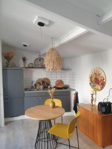 uma cozinha com mesa e cadeiras num quarto em Little Lodge Noordwijk aan Zee em Noordwijk