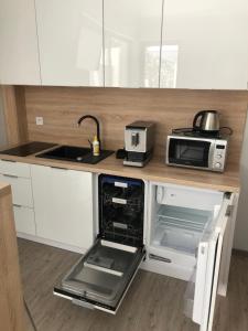 Kuchyňa alebo kuchynka v ubytovaní Baltic Blue Apartamenty Pobierowo