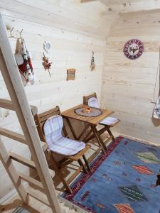 ein Esszimmer mit einem Holztisch und Stühlen in der Unterkunft Bungalows Prokletije in Gusinje