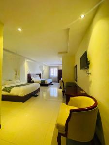 巴赫達爾的住宿－Winn Hotel - Bahir Dar，一间酒店客房,设有两张床和电视