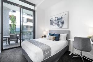 Llit o llits en una habitació de Kerridge St Apartments by Urban Rest