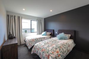 um quarto de hotel com duas camas e uma janela em The Landsborough Tekapo em Lake Tekapo