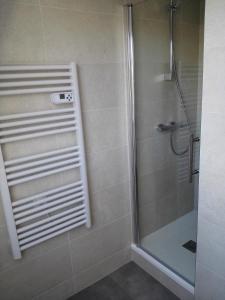 y baño con ducha y puerta de cristal. en DELARNOR - Confort et sérénité en Saint-Quentin