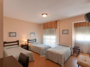 Llit o llits en una habitació de Hotel Isolino