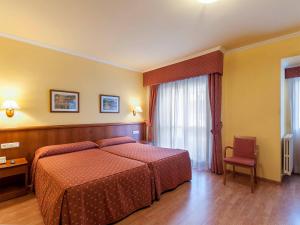 Llit o llits en una habitació de Hotel Isolino