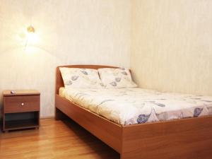 モスクワにあるApartLux Andropova Prospectの小さなベッドルーム(ベッド1台、ナイトスタンド付)