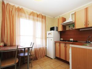 A kitchen or kitchenette at ApartLux Andropova Prospect
