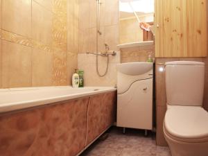 モスクワにあるApartLux Andropova Prospectのバスルーム(バスタブ、トイレ、シンク付)