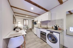 cocina con lavadora y fregadero en Duplex des Sablettes, en Menton