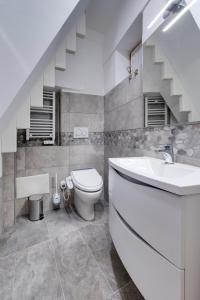 y baño con lavabo, aseo y escaleras. en Duplex des Sablettes, en Menton