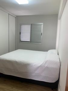 A bed or beds in a room at Apartamento Novo no Centro de BH, Ar Cond, WiFi, Garagem